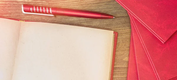 Červená kniha s perem na psaní. — Stock fotografie