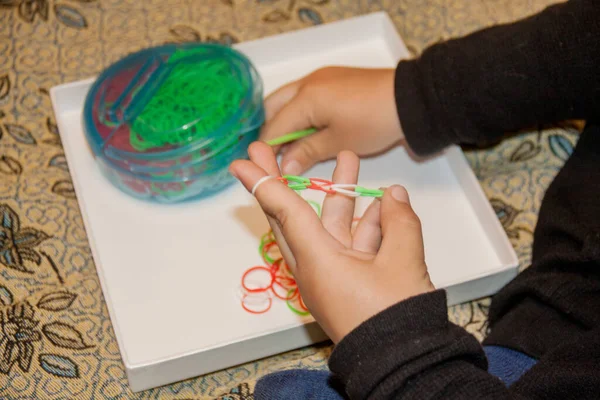 Les Mains Des Enfants Happy Enfant Tricote Une Bande Élastique — Photo