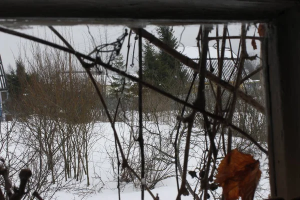 Eski pencereden beyaz gökyüzü