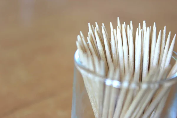 Kırmızı arkaplandaki kürdanları kapat