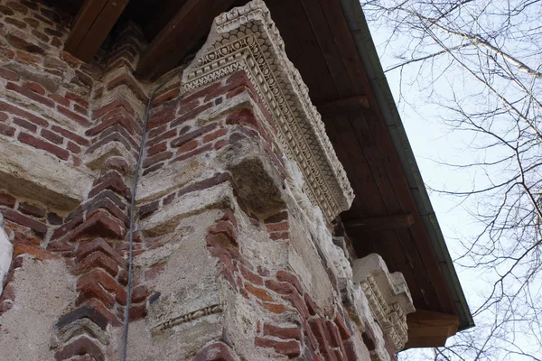 Harap olmuş eski kırmızı bina