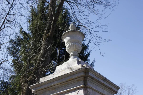 Pulkin Park 'taki mermer vazo.