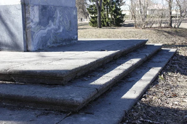 Bahar parkında taş basamaklar