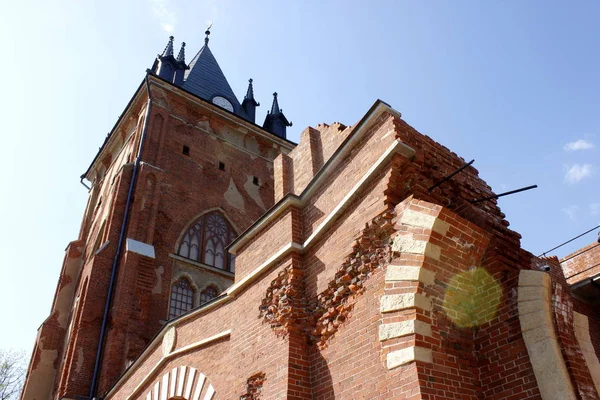 Eski harabe kırmızı binadaki eski kule