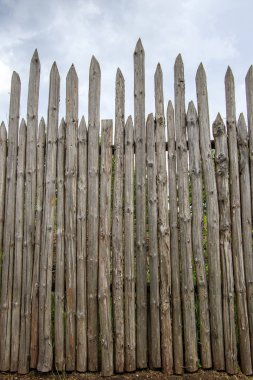 Koruma için keskin üstleri ile eski ahşap çit