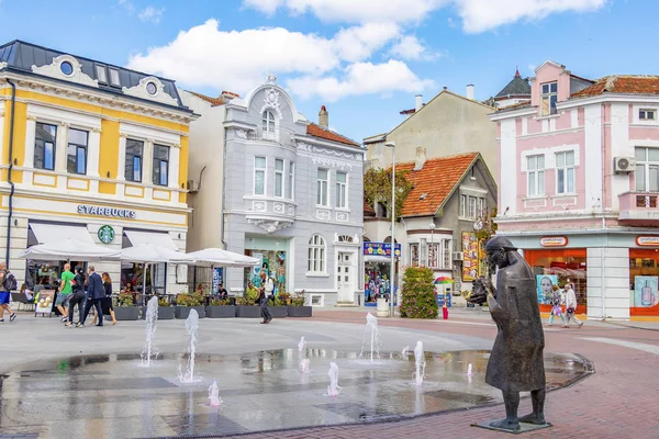 Platz mit Springbrunnen an einem sonnigen Tag bulgaria varna 25.09.2018 — Stockfoto