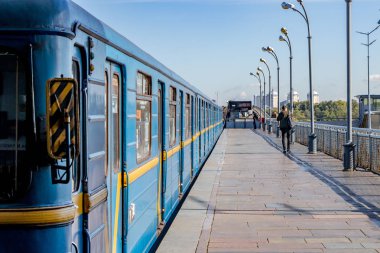 bir tren yolcu Kiev, Ukrayna 06.11.2018 istasyonunda Kiev metrosu ile