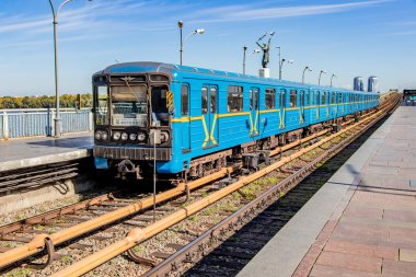 bir tren yolcu Kiev, Ukrayna 06.11.2018 istasyonunda Kiev metrosu ile