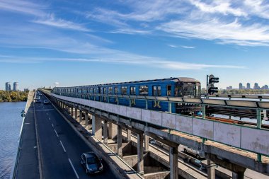 bir tren yolcu Kiev, Ukrayna 06.11.2018 istasyonunda Kiev metrosu ile