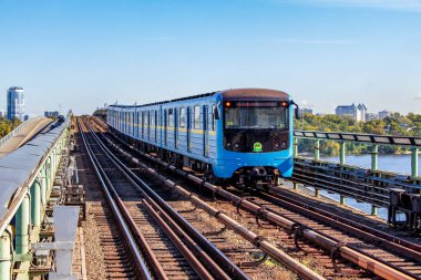 bir tren yolcu Kiev, Ukrayna 06.11.2018 istasyonunda Kiev metrosu ile