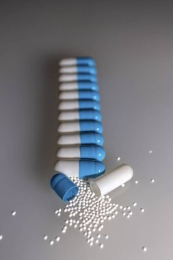 Beyaz arka plan üzerinde hastalık tedavisi için beyaz ve mavi hap