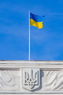 Bayrak ve mavi karşı binanın çatı üzerinde Ukrayna'nın amblemi Kiev, Ukrayna 06.11.2018 gökyüzü