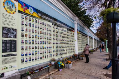 Ukrayna Kiev 06.11.2018 savaşta ölen askerleri için anıt duvar