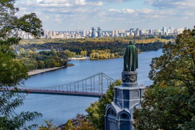 Vladimir anıt Dinyeper Nehri Ukrayna Kiev 06.11.2018 arka plan üzerine bir çarpı