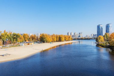 sonbahar manzara şehir beach dinlenme Kiev'de Dinyeper Nehri üzerinde Hydropark için