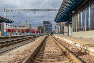 Tren İstasyonu istasyon raylar ve trafik ışıkları için tren kalkış Ukrayna, Kiev 20.10.2018