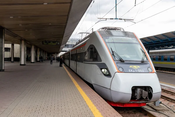 Hochgeschwindigkeitszug Auf Dem Bahnhof Des Bahnhofs Bringt Reisende Für Die — Stockfoto