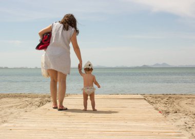 Anne ve bebek sahilde.