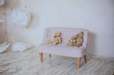 oyuncak ayılar kapalı ile pastel renklerde kanepe