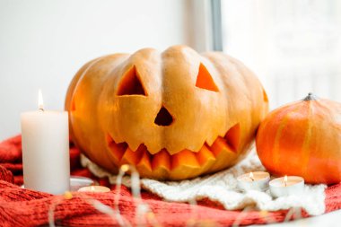 Cadılar bayramı balkabağı, balkabağı ve mumlar