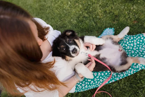 Kadın Sevimli Siyah Beyaz Köpek Yavrusu — Stok fotoğraf