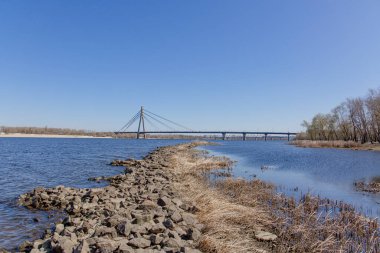 Nehrin üzerindeki köprünün parlak güneş ışığı manzarası