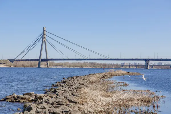 Malerischer Blick Auf Die Brücke Über Den Fluss Hellen Sonnenlicht — Stockfoto