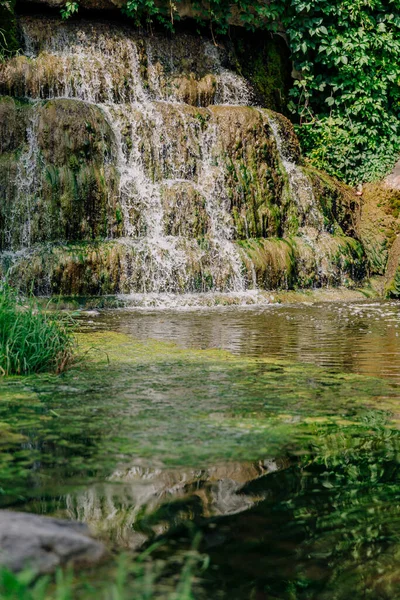 Ставок Тлі Штучного Водоспаду — стокове фото