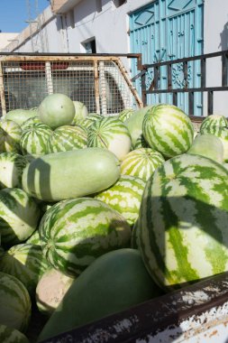 Karpuz dolu eski bir kamyon. Tunus 'ta açık hava pazarı