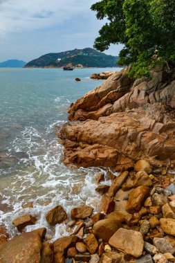 Kayalıklı deniz manzarası