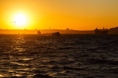 Gemi ans martılar ile Istanbul'da günbatımı