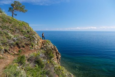 Baykal Gölü yol üzerinde duran bir kız 
