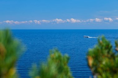 Gökyüzü ve gemi ile mavi göl