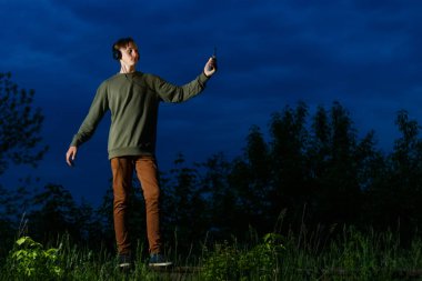 Gece karanlığında müzik genç bir çocuk