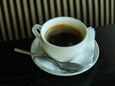 Masada bir fincan kahve.