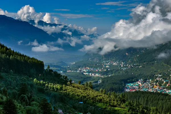 Gökyüzü ile Himalaya şehrin görünümü — Stok fotoğraf