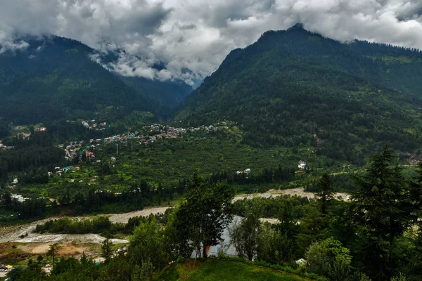 Himalaya kasabada bulutlu hava — Stok fotoğraf