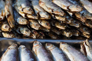 Bir yığın piyasada balık füme