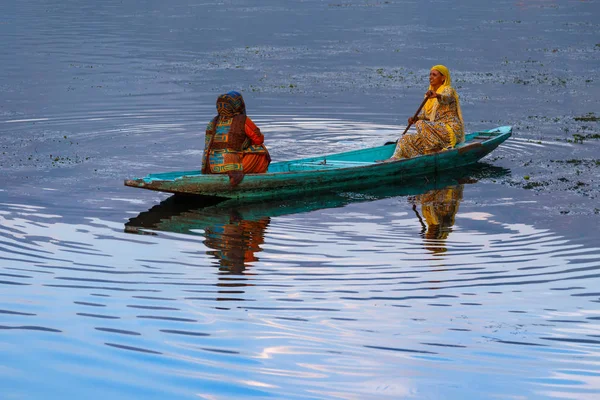 스리랑카 나가르, 카슈미르, 인도-8 월 11 2018: 두 로컬 여성 ridi — 스톡 사진
