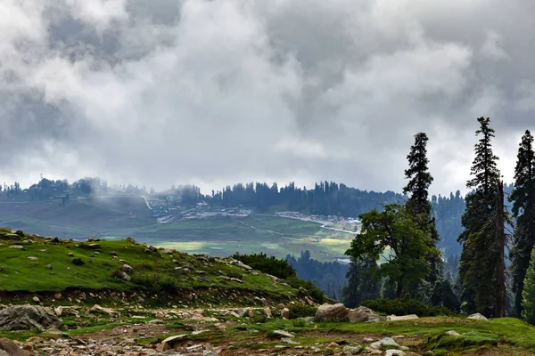 Pohled na Gulmarg v Kašmíru v oblacích v létě — Stock fotografie