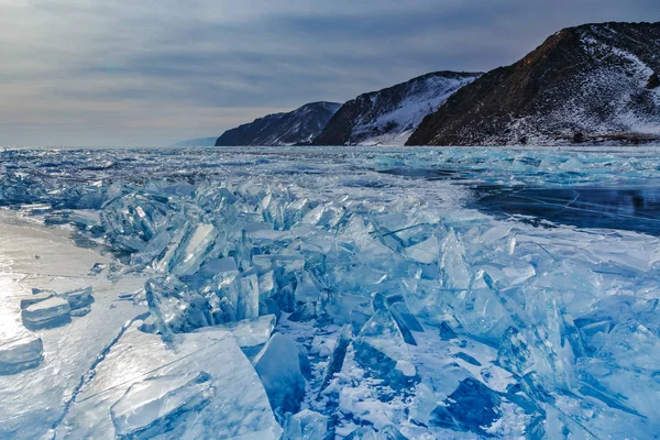 Pole krakované ledu na jezeře Bajkal — Stock fotografie