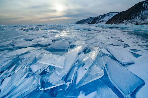 Mnoho popraskané modré rampouchy v Baikal lake — Stock fotografie