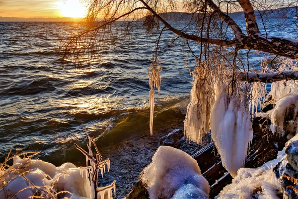 Uitzicht op Baikal meer bij zonsondergang in de winter — Stockfoto