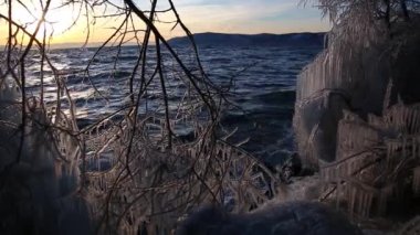 Gün batımında buz sarkıtları ile veiw Baykal Gölü