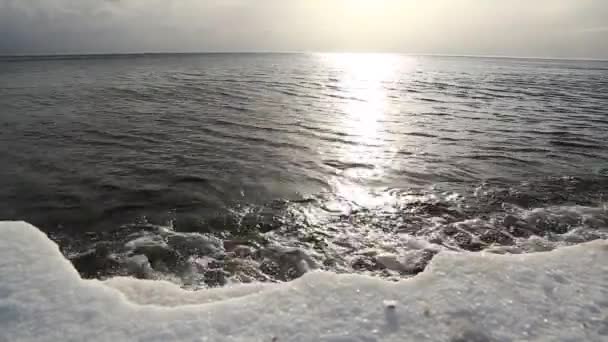 Lago Baikal a dicembre con onde e sole — Video Stock