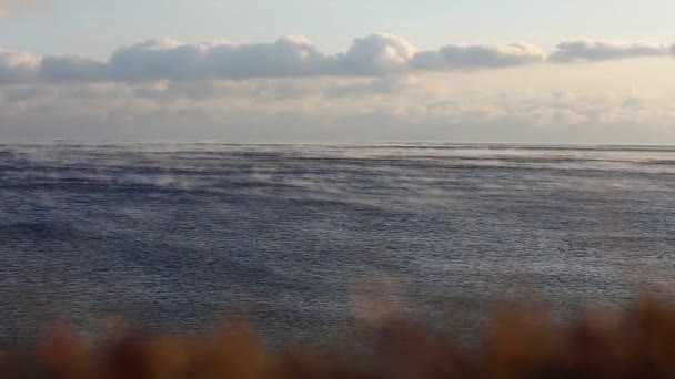 Brouillard se déplaçant sur l'eau du lac Baïkal avec des nuages 
