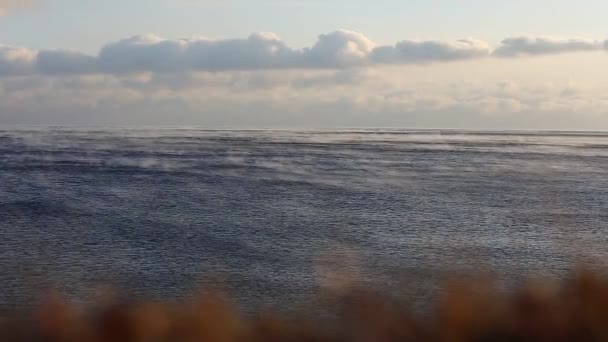 Niebla moviéndose sobre el agua del lago Baikal con nubes — Vídeos de Stock