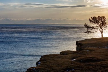 Baykal Gölü kıyısındaki su içinde buhar ile Aralık ayında