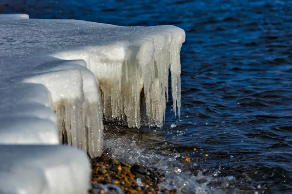 Icicles na brzegu jeziora Bajkał w grudniu — Zdjęcie stockowe