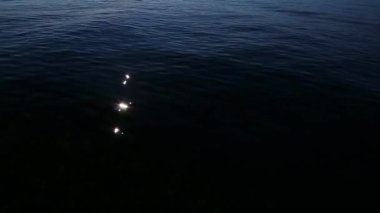 Baykal gölünün dalgalarında su parlaması